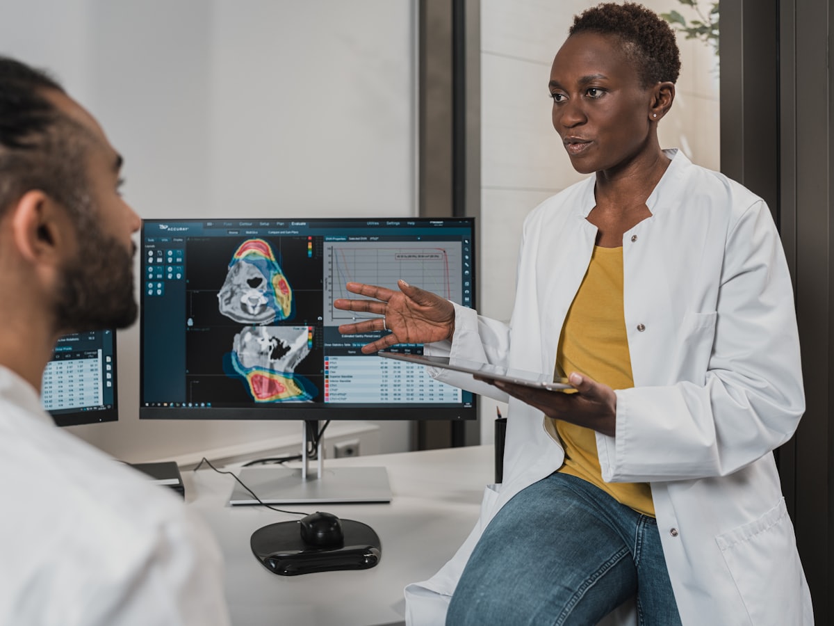 Deux cardiologues analysant un examen sur Medicalo